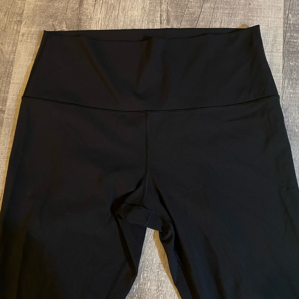 Lululemon Wunder Under Super-High-Rise Tight 28" 
Luxtreme Leggings